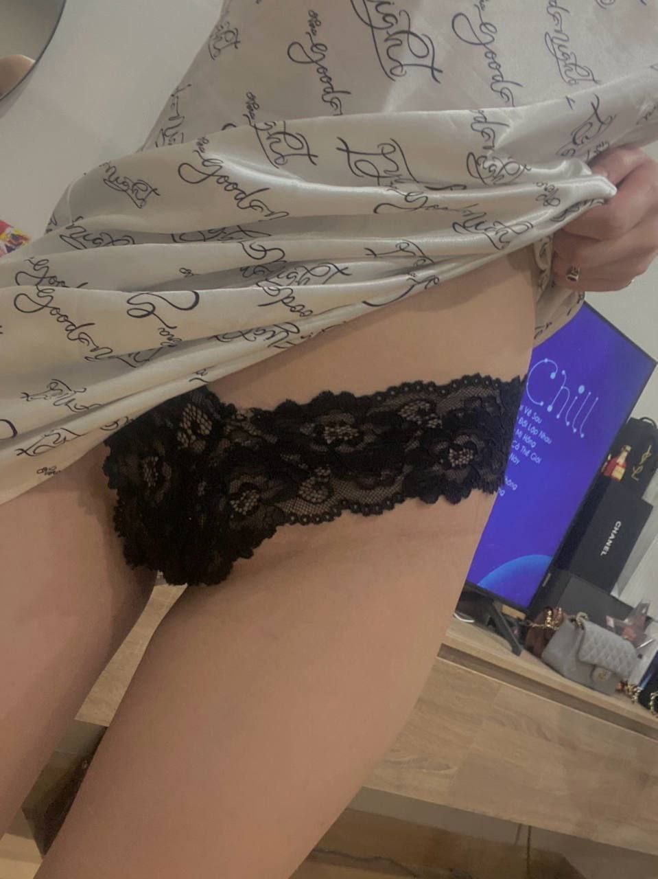 Nữ phóng viên dự báo thời tiết bị mắc kẹt ngủ chung phòng với gã giám đốc tồi tệ